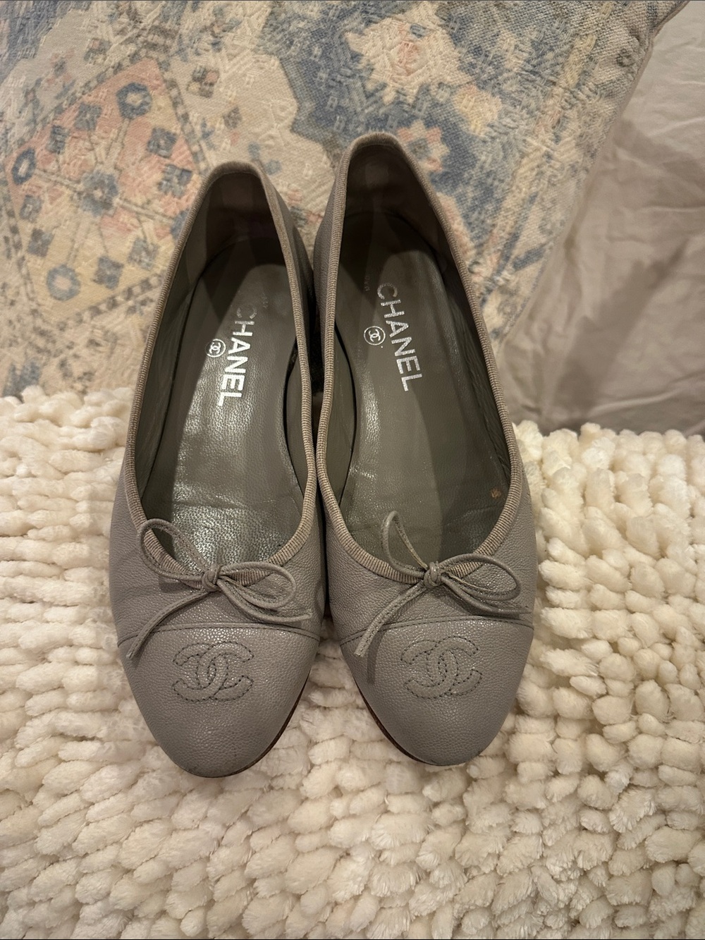 CHANEL Gray Leather Ballet Flats with CC Medallionr size 38